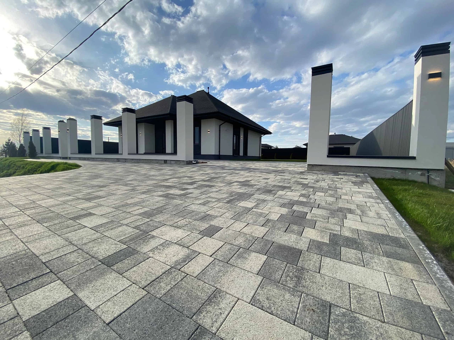 Частная территория с плиткой Старый Город в цвете Антрацит