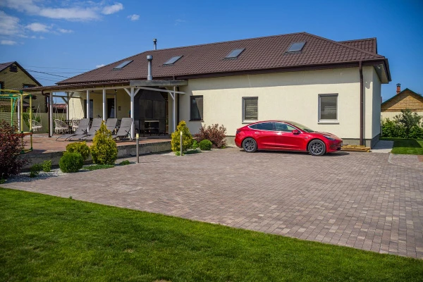 Живописный ландшафтный дизайн с гостевым домом в загородном стиле на участке площадью 15 соток