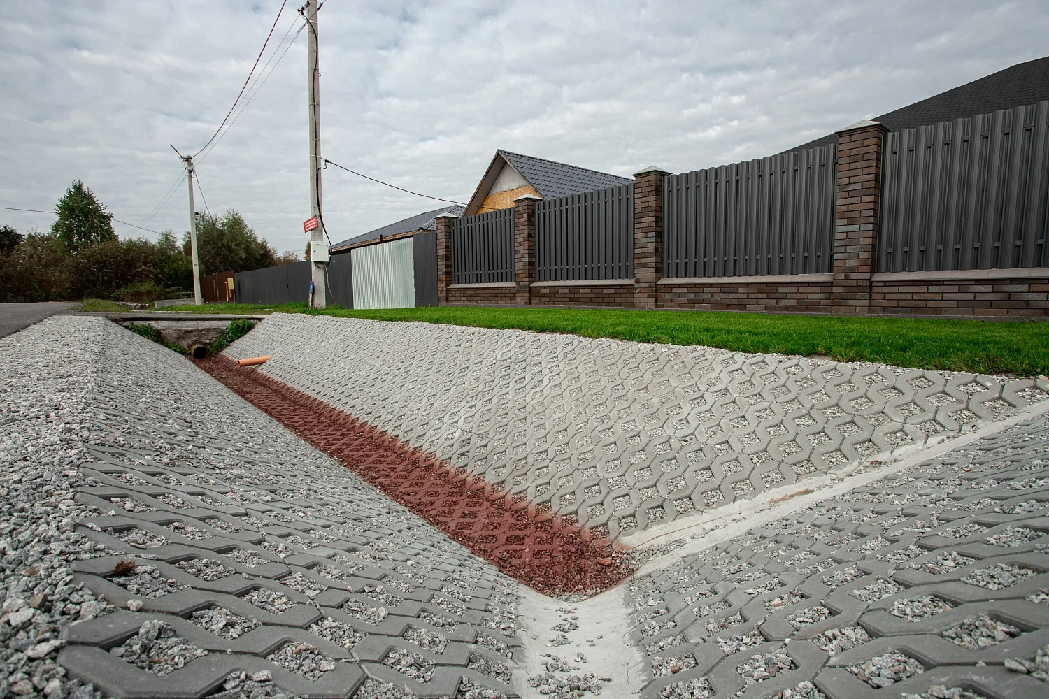 Благоустройство дома: плитка в цвете Антрацит и шаговые дорожки