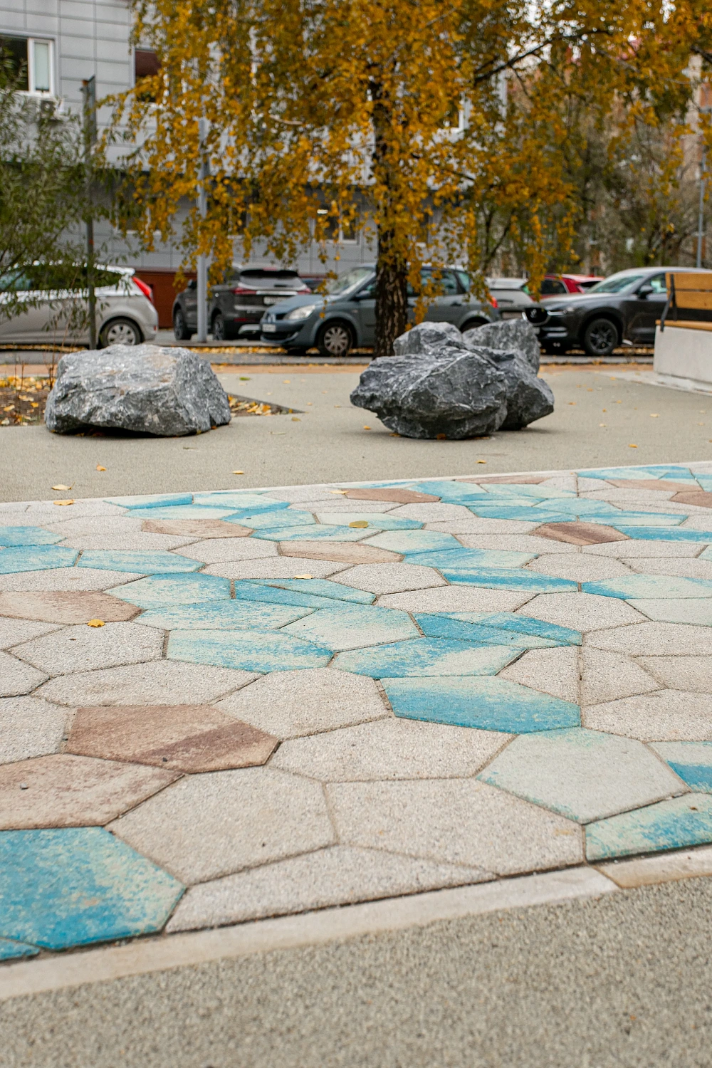 Аллея Первых на проезде Геологоразведчиков в Тюмени