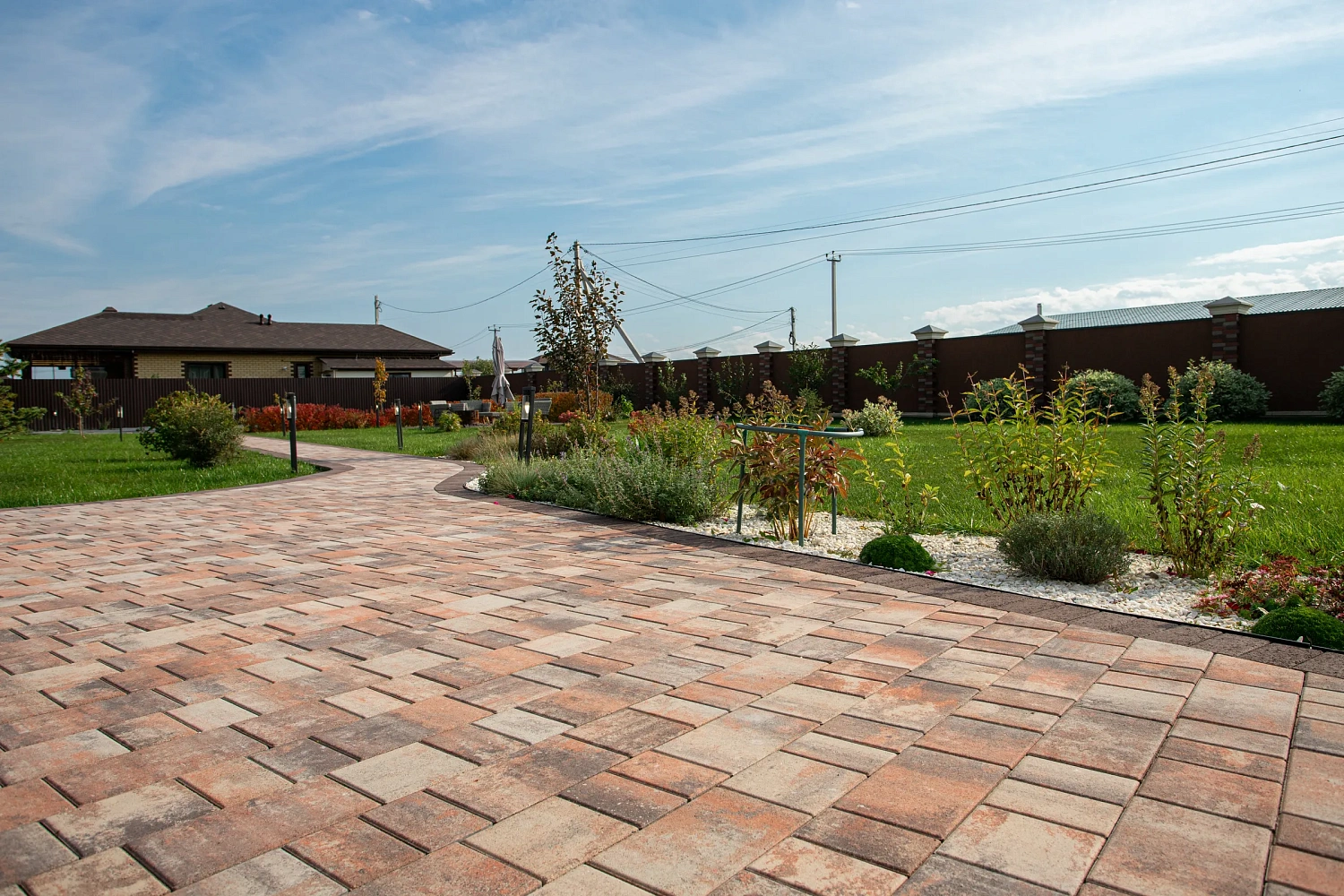 Благоустройство участка под ключ с тротуарными дорожками цвета Клен