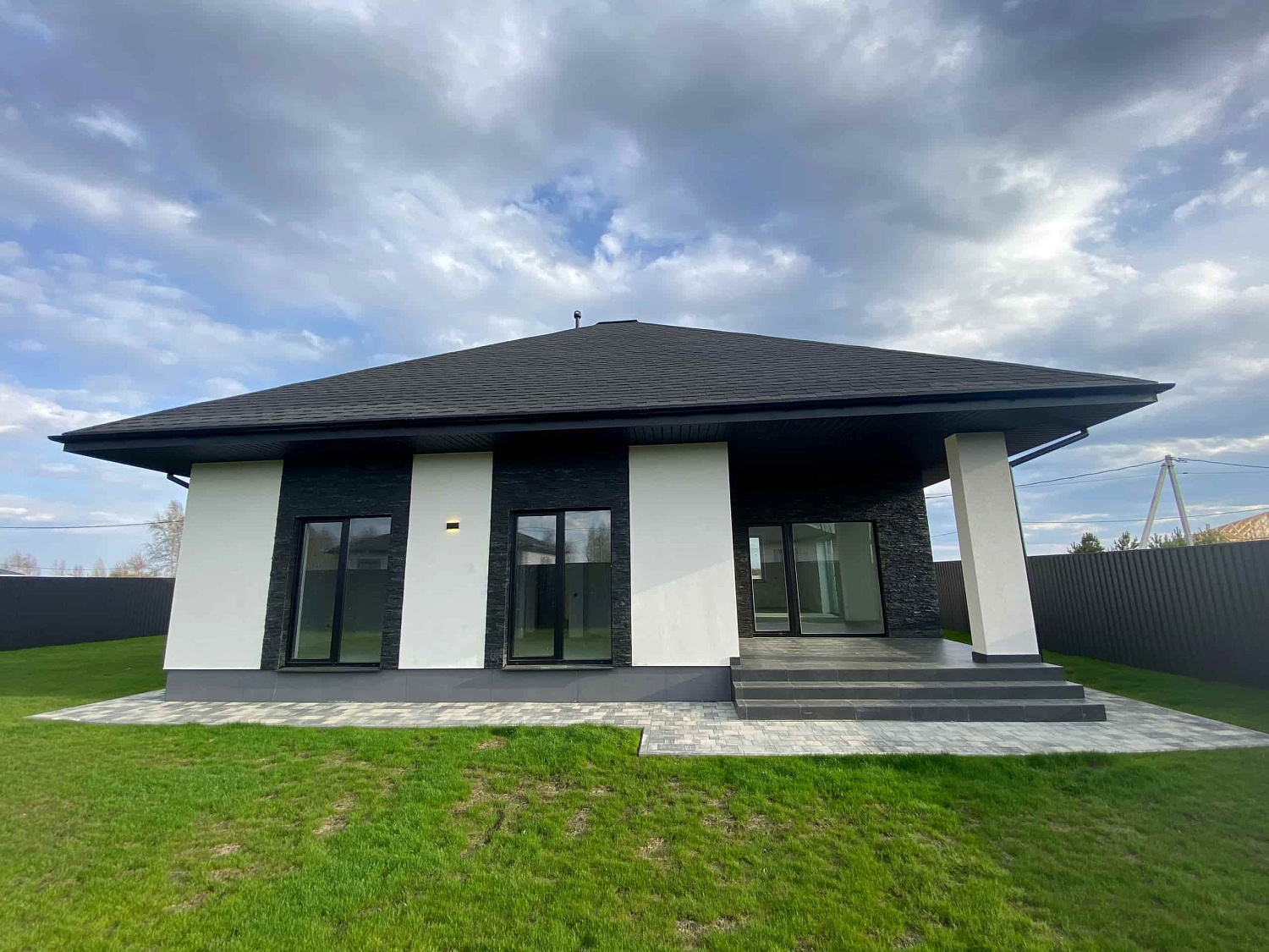 Частная территория с плиткой Старый Город в цвете Антрацит