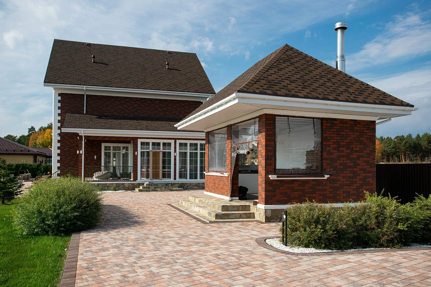 Благоустройство участка под ключ с тротуарными дорожками цвета Клен