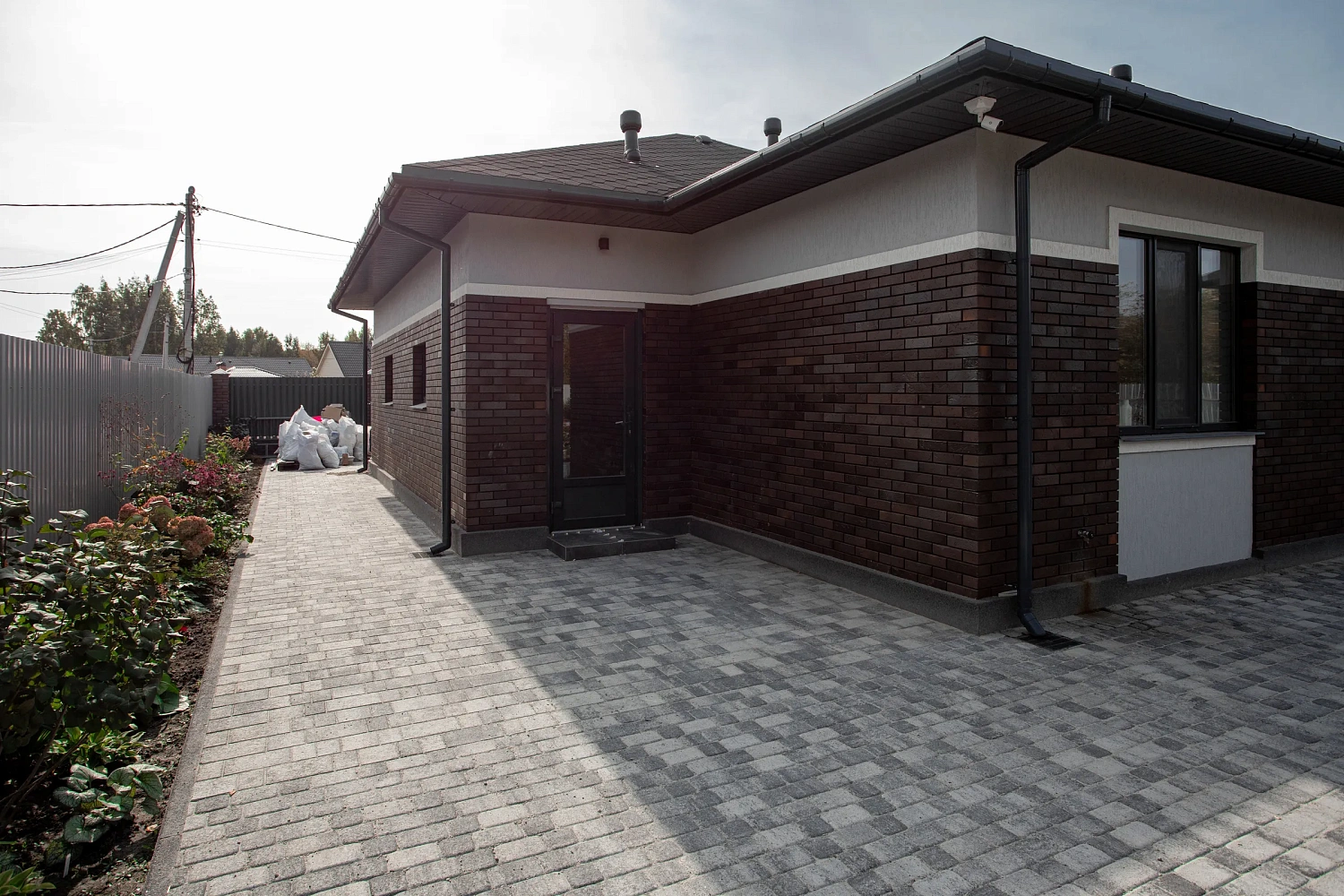 Благоустройство дома: плитка в цвете Антрацит и шаговые дорожки