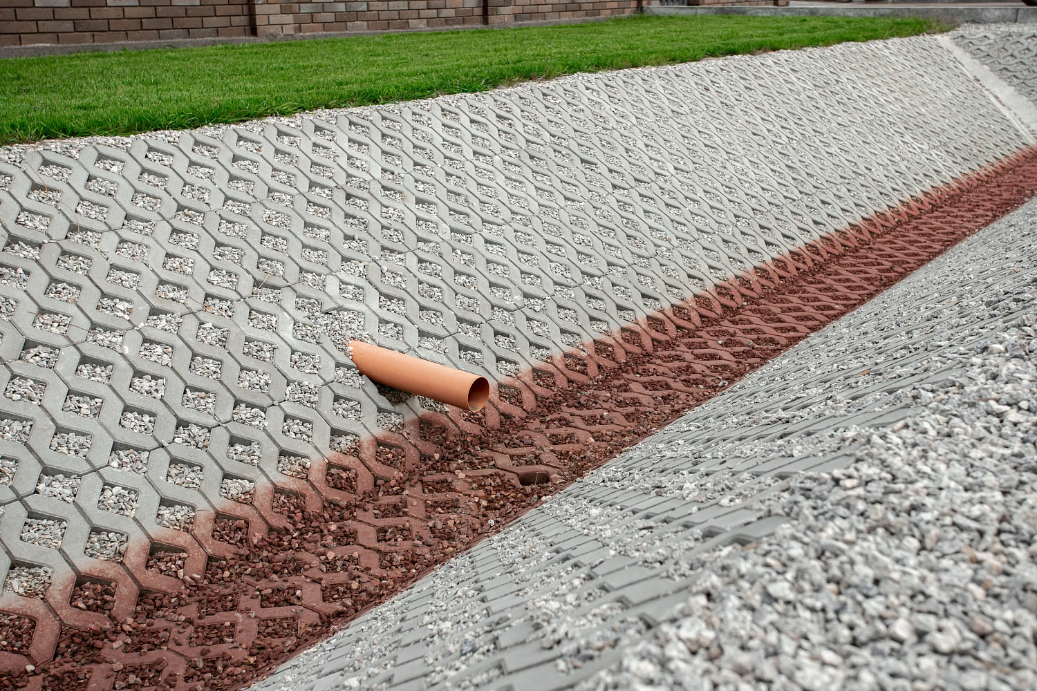 Благоустройство дома: плитка в цвете Антрацит и шаговые дорожки