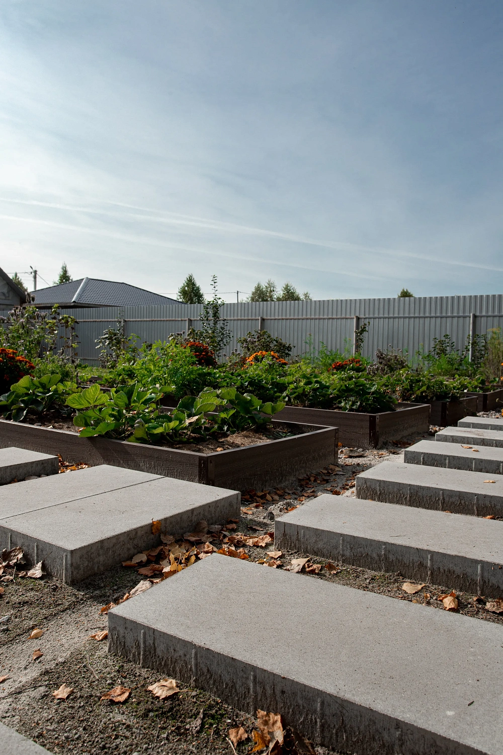Благоустройство дома: плитка в цвете Антрацит и шаговые дорожки