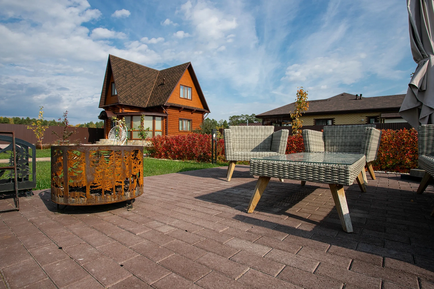 Благоустройство участка под ключ с тротуарными дорожками цвета Клен