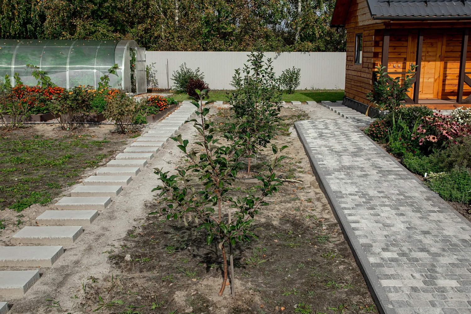 Благоустройство дома: плитка в цвете Антрацит и шаговые дорожки