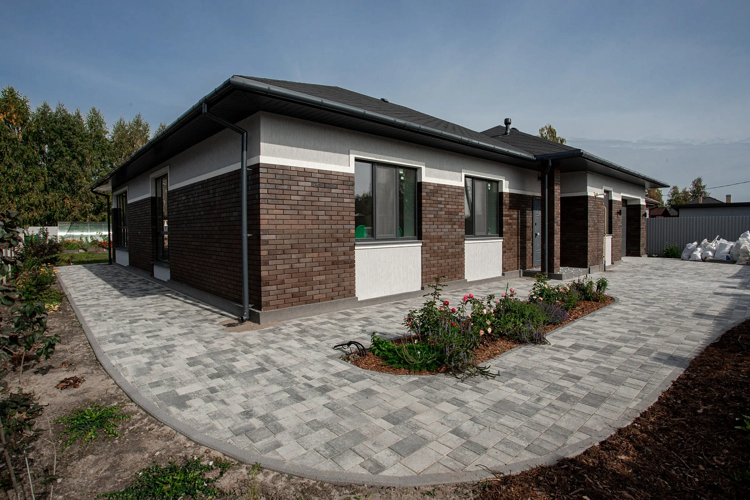 Благоустройство дома: плитка в цвете Антрацит и шаговые дорожки