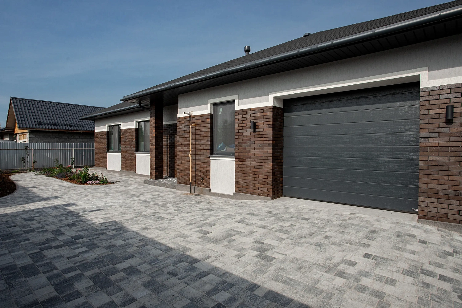 Благоустройство дома: плитка в цвете Антрацит и шаговые дорожки